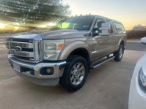 Used 2011 Ford F250 Lariat w/ Chrome Pkg image 1