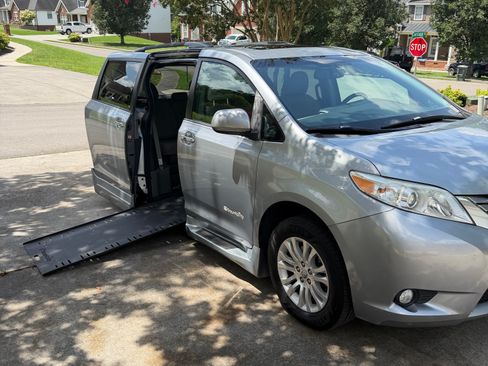 Used 2017 Toyota Sienna XLE w/ XLE Navigation Package FWD image 2