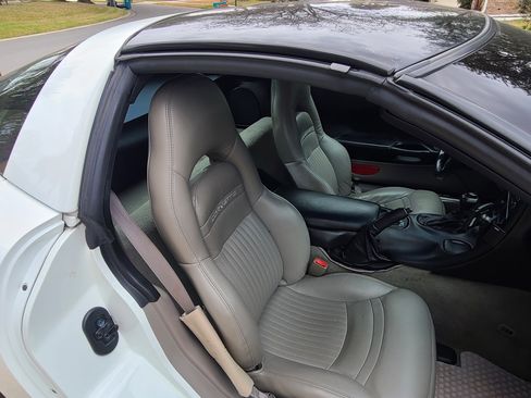 Used 1997 Chevrolet Corvette Coupe w/ Memory Pkg image 16