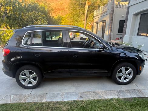 Used 2010 Volkswagen Tiguan Wolfsburg Edition FWD image 2