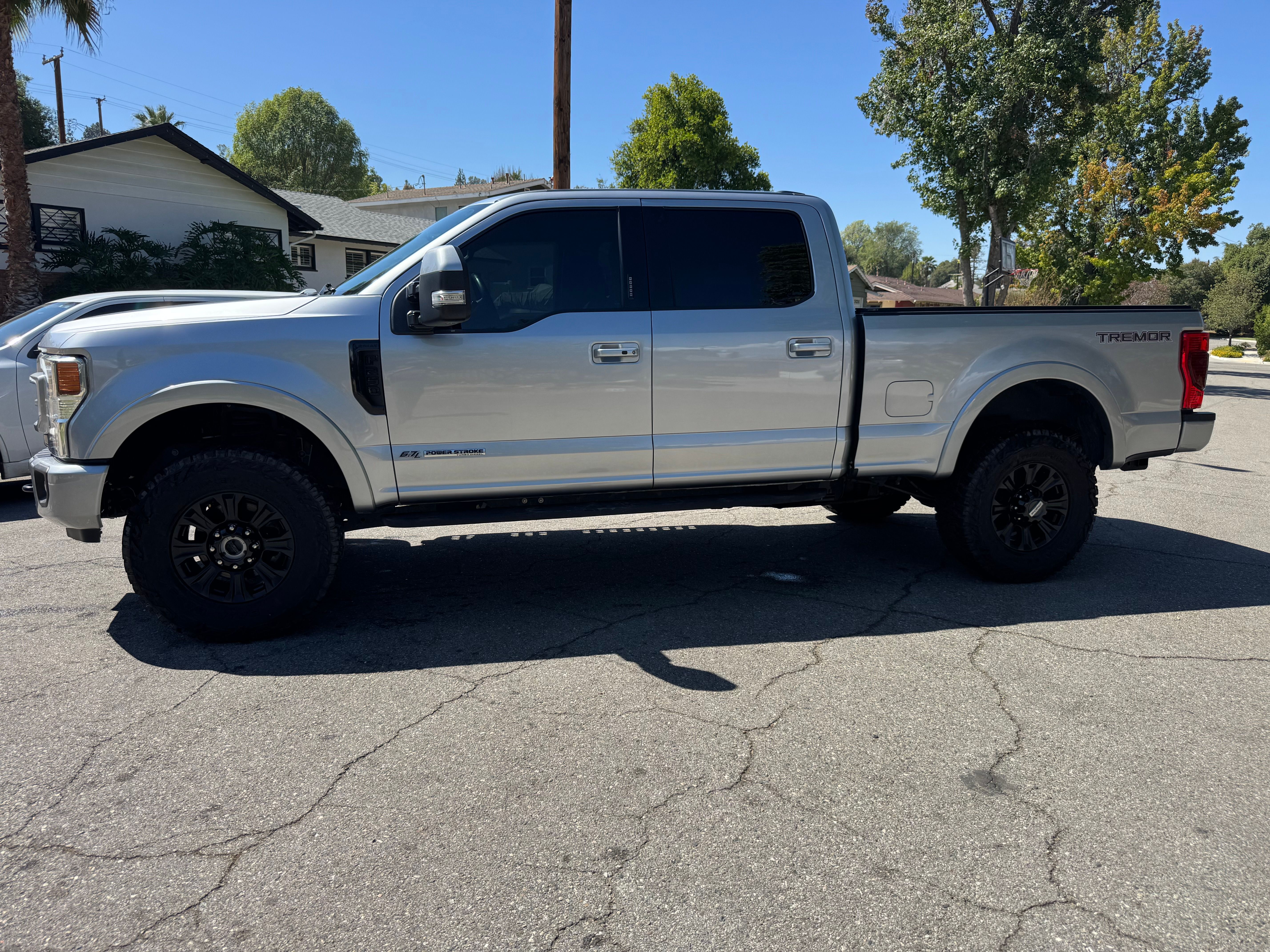 Used 2022 Ford F250 Lariat w/ Tremor Off-Road Package AWD/4WD image 2