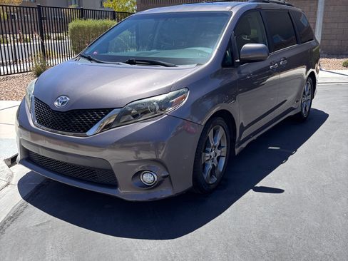 Used 2015 Toyota Sienna SE w/ SE Preferred Package FWD image 1