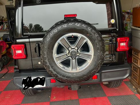 Used 2018 Jeep Wrangler Unlimited Sahara AWD/4WD image 16