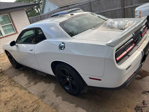 Used 2018 Dodge Challenger SXT image 4