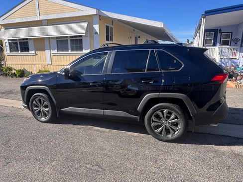 Used 2022 Toyota RAV4 XLE Premium image 6