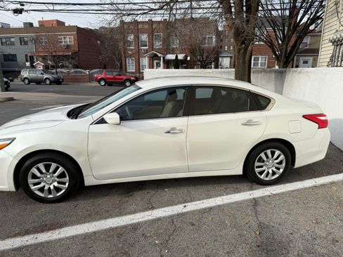 Used 2016 Nissan Altima 2.5 S w/ Power Driver Seat Package image 4