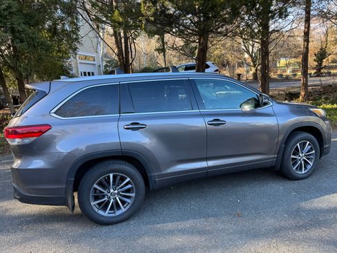 Used 2018 Toyota Highlander XLE image 1