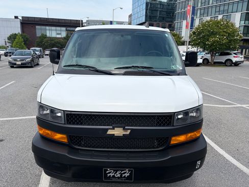 Used 2019 Chevrolet Express 2500 RWD image 2