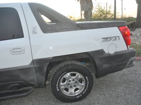 Used 2003 Chevrolet Avalanche 4x4 w/ Suspension Package, Off-Road image 11