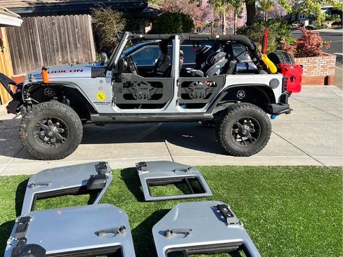 Used 2012 Jeep Wrangler Unlimited Rubicon w/ Connectivity Group image 31