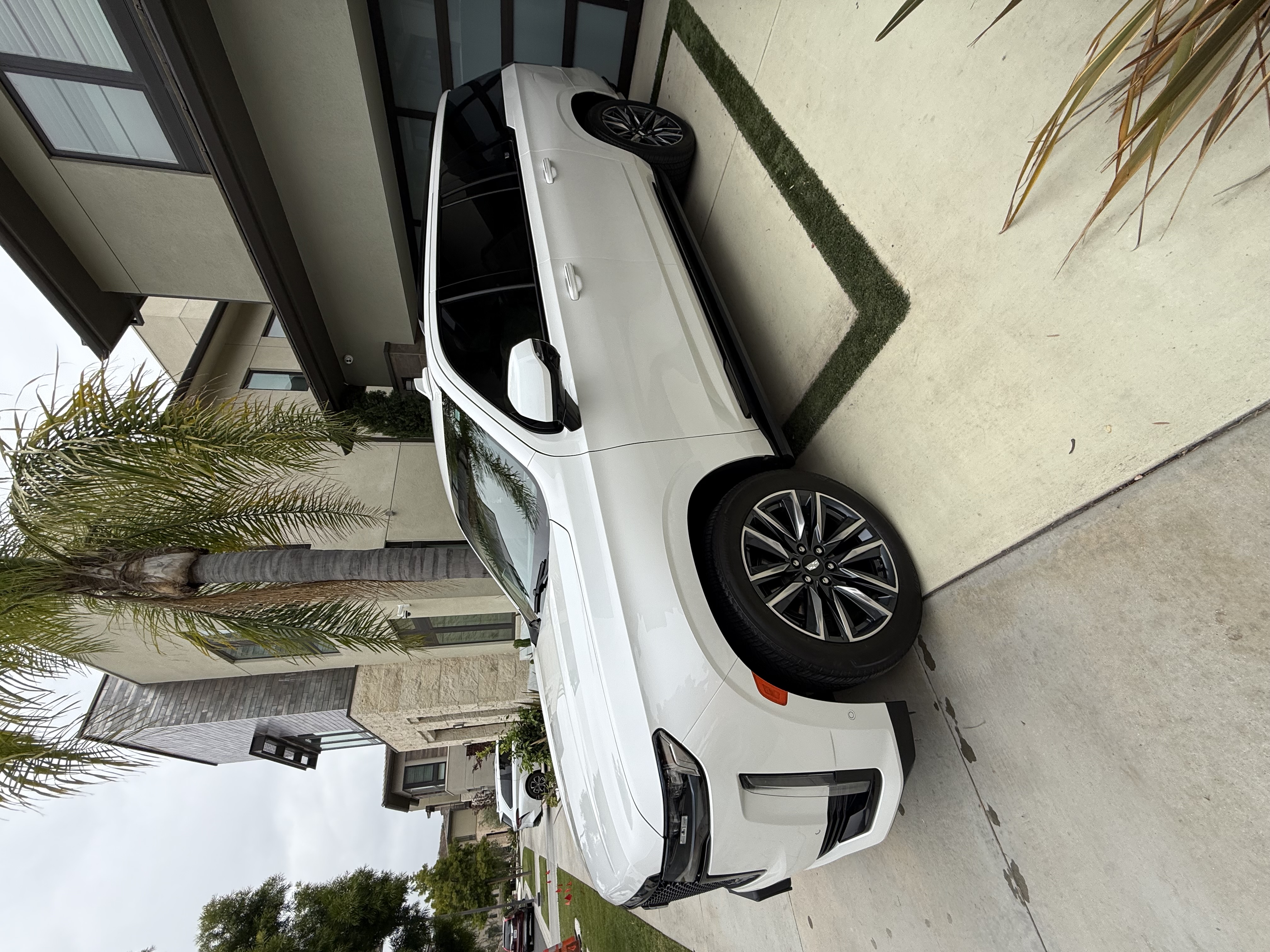 Used 2021 Cadillac Escalade ESV Sport Platinum AWD/4WD image 2