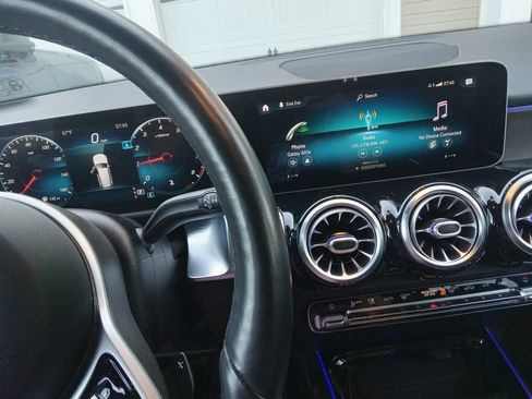 Used 2020 Mercedes-Benz GLB 250 4MATIC image 4