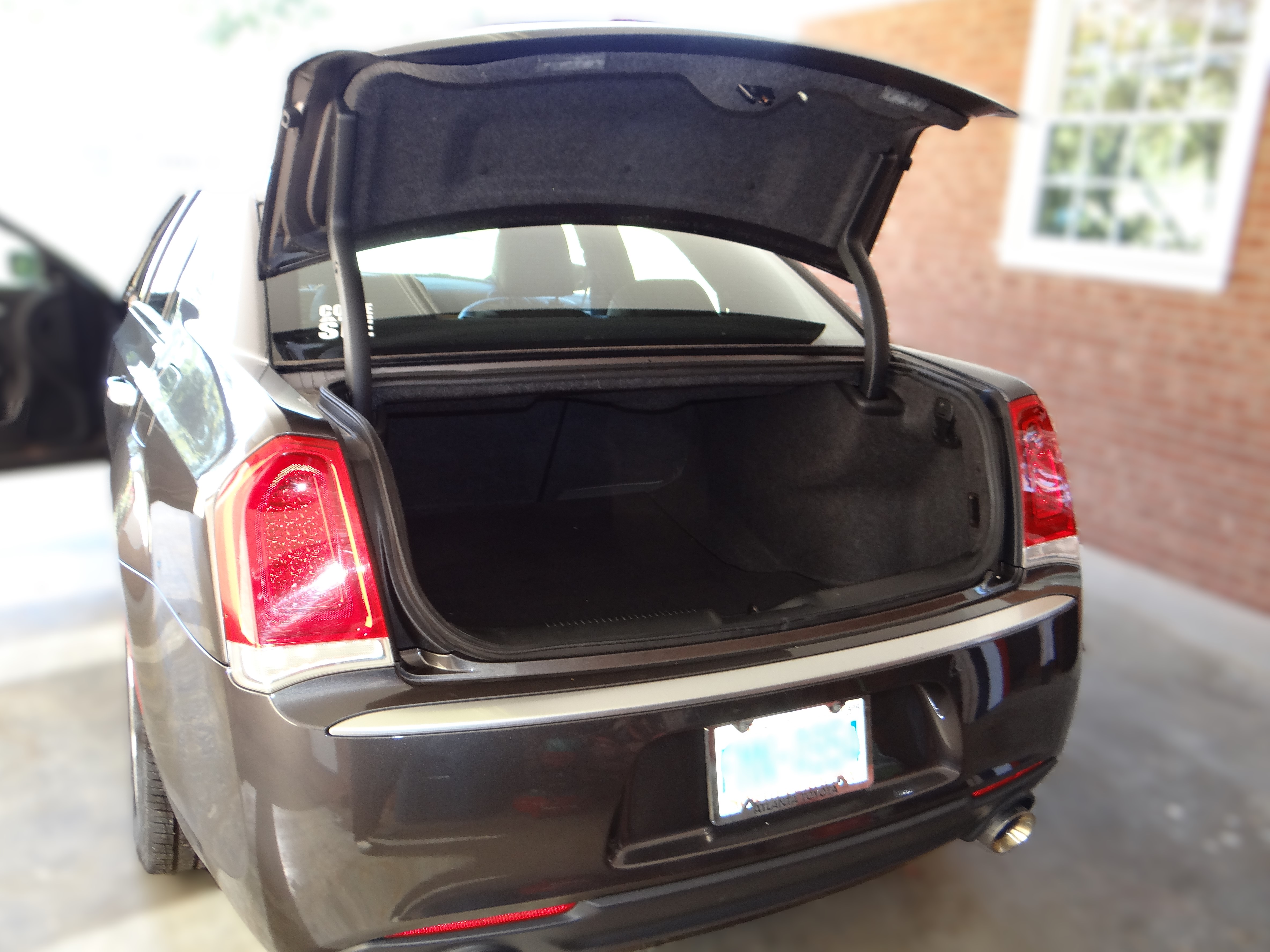 Used 2018 Chrysler 300 C RWD image 18
