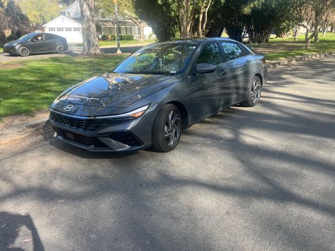 Used 2024 Hyundai Elantra SEL w/ Convenience Package image 2