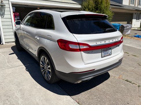 Used 2016 Lincoln MKX Reserve w/ Luxury Package AWD/4WD image 4