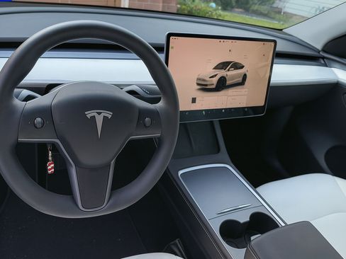 Used 2023 Tesla Model Y Long Range image 15