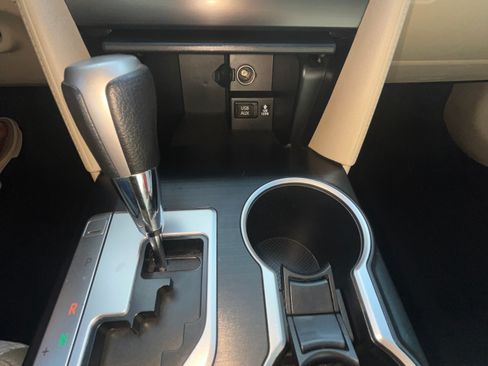 Used 2012 Toyota Camry LE FWD image 19