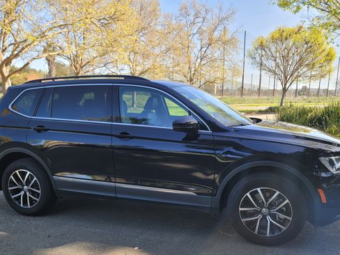 Used 2021 Volkswagen Tiguan SE w/ Panoramic Sunroof Package image 8