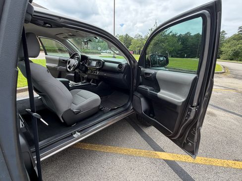 Used 2017 Toyota Tacoma SR RWD image 21