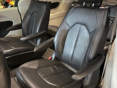 Used 2022 Chrysler Pacifica Touring-L image 12