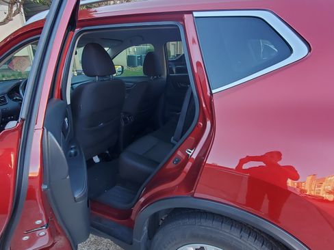 Used 2018 Nissan Rogue SV w/ Premium Package image 2