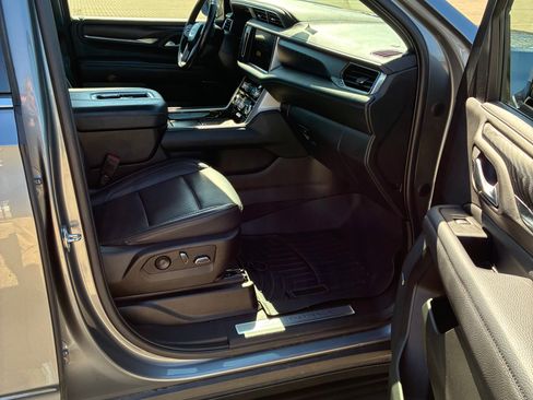 Used 2022 GMC Yukon XL Denali w/ Advanced Technology Package image 8