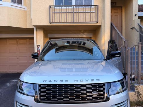 Used 2020 Land Rover Range Rover HSE image 8