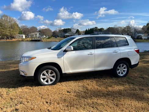Used 2013 Toyota Highlander FWD image 1