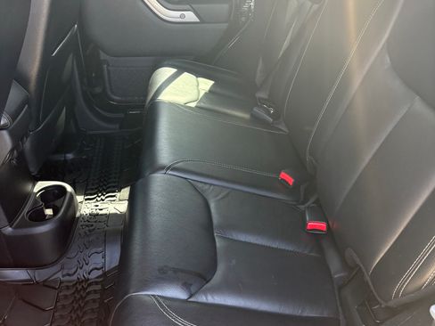 Used 2016 Jeep Wrangler Unlimited Rubicon image 8