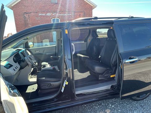 Used 2014 Toyota Sienna SE w/ SE Premium Package w/Entune image 11