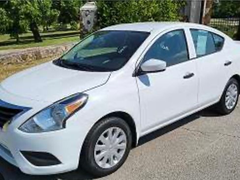 Used 2019 Nissan Versa SV image 4