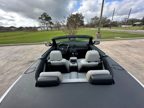 Used 2011 BMW 128i Convertible image 4