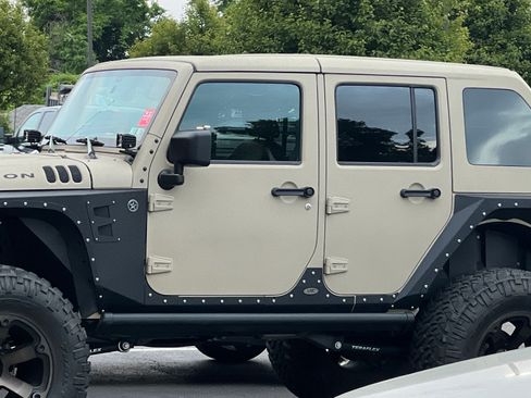 Used 2017 Jeep Wrangler Unlimited Rubicon w/ Connectivity Group image 18