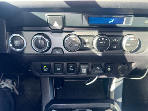 Used 2021 Toyota Tacoma TRD Off-Road w/ Technology Package image 15