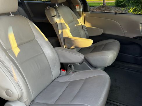 Used 2015 Toyota Sienna XLE w/ XLE Navigation Package FWD image 9