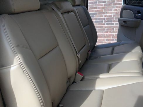 Used 2011 Chevrolet Avalanche LTZ image 14