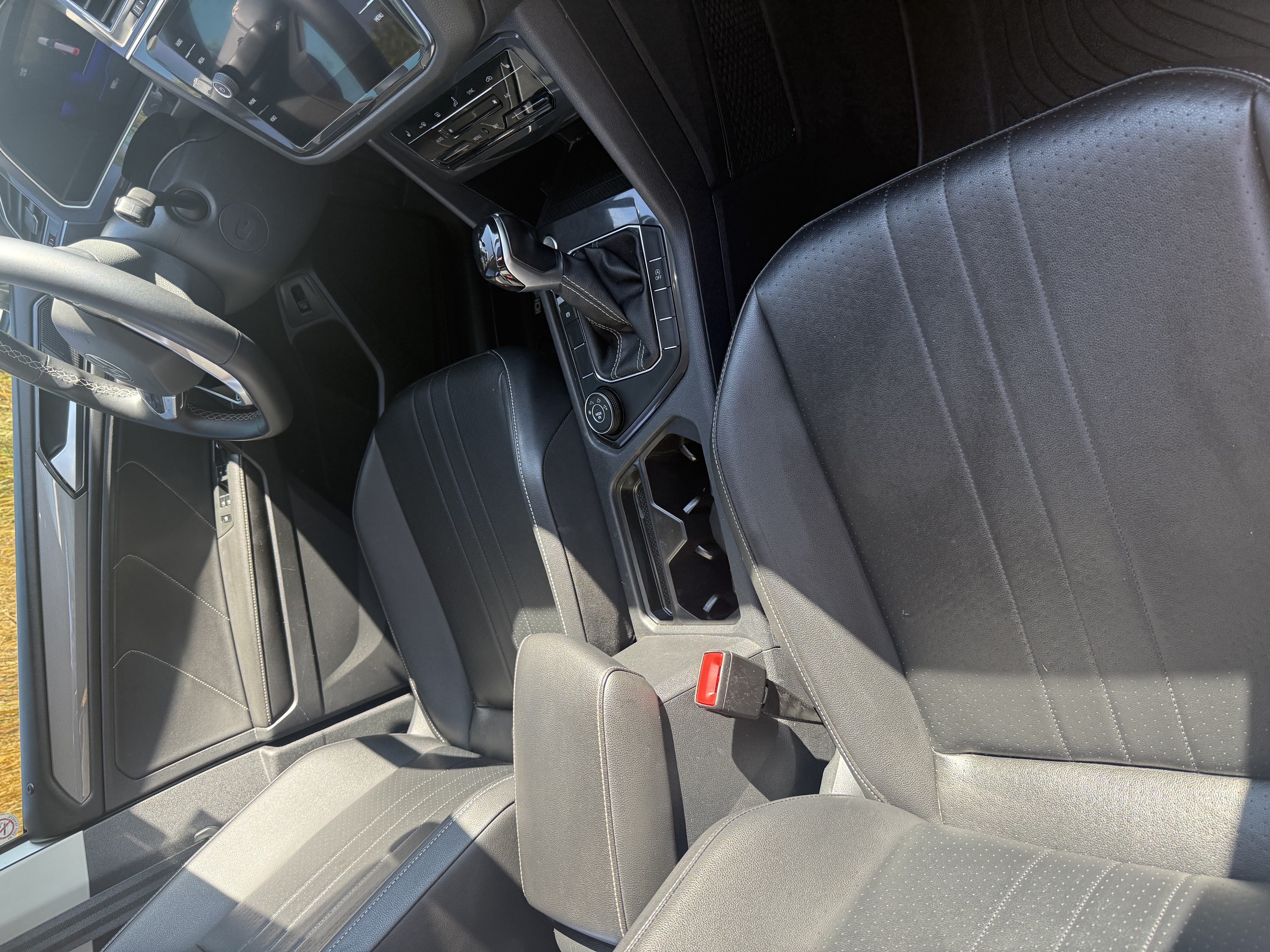 Used 2022 Volkswagen Tiguan SE AWD/4WD image 9