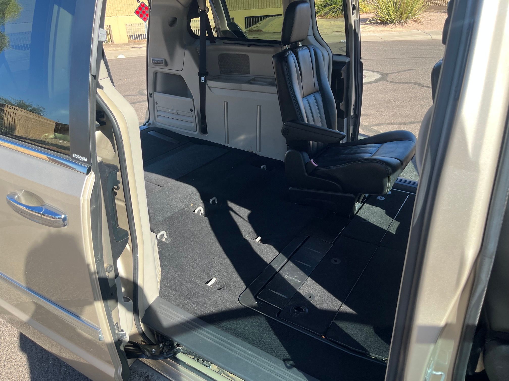 Used 2013 Chrysler Town & Country Touring-L w/ Premium Group FWD image 12