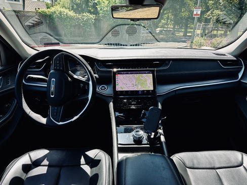 Used 2024 Jeep Grand Cherokee Limited w/ Luxury Tech Group II image 11