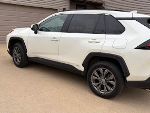 Used 2022 Toyota RAV4 XLE Premium image 5