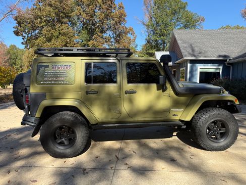 Used 2013 Jeep Wrangler Unlimited Rubicon w/ Connectivity Group image 4