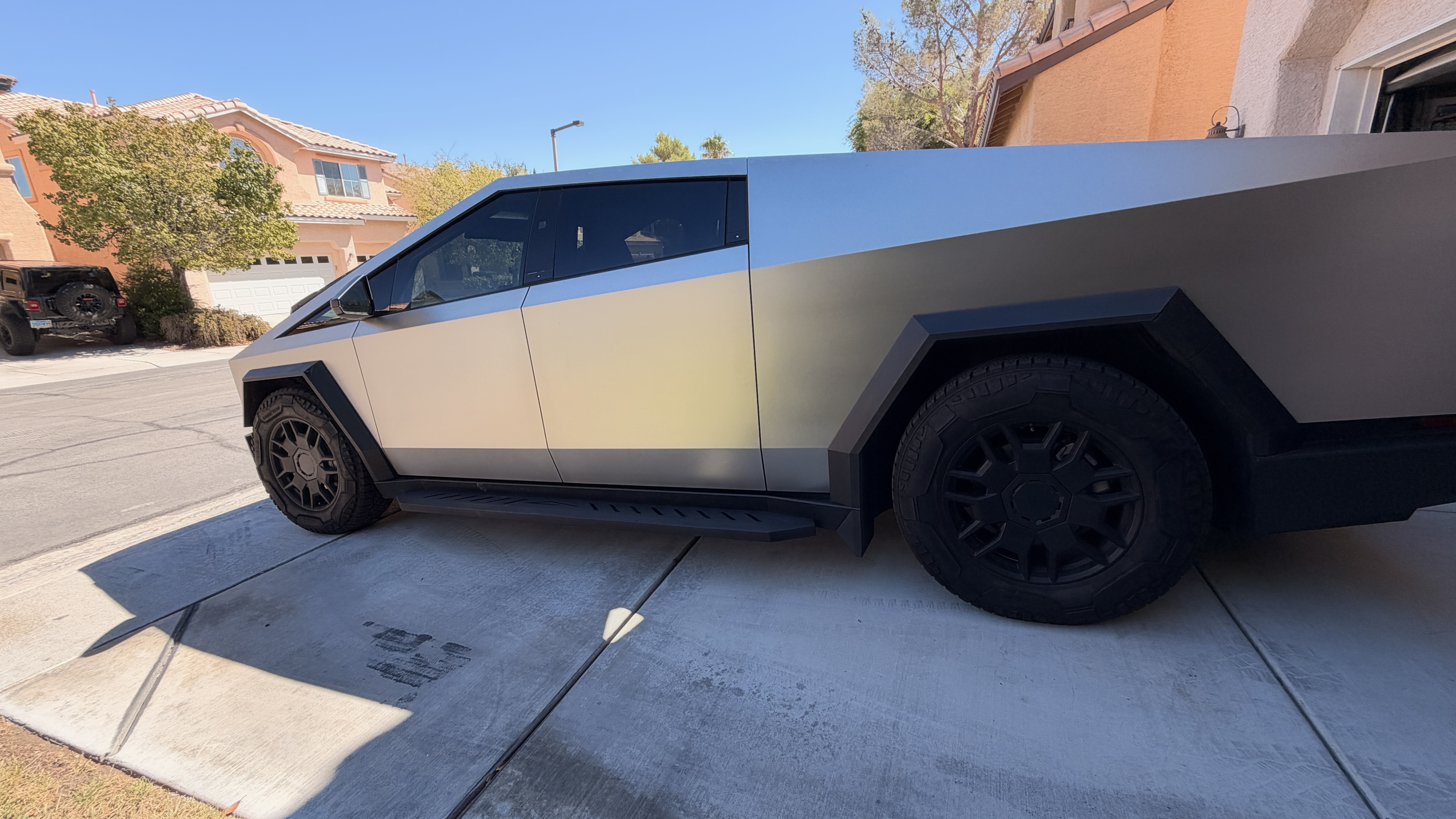 Used 2024 Tesla Cybertruck AWD Crew Cab image 10