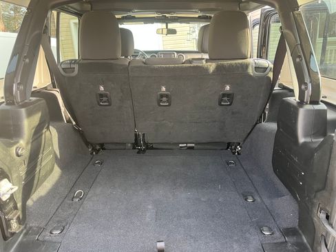 Used 2018 Jeep Wrangler Unlimited Sport S AWD/4WD image 13