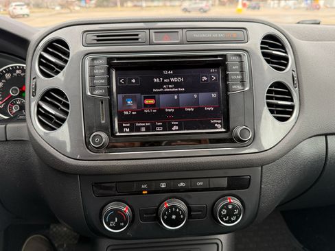 Used 2017 Volkswagen Tiguan Limited w/ Premium Package image 11