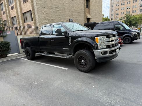 Used 2017 Ford F250 Lariat w/ Lariat Value Package AWD/4WD image 4