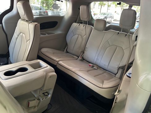 Used 2018 Chrysler Pacifica Limited w/ Advanced Safetytec Group FWD image 8