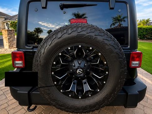 Used 2016 Jeep Wrangler Unlimited Rubicon w/ Connectivity Group AWD/4WD image 9