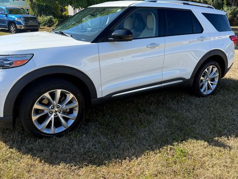 Used 2022 Ford Explorer Platinum w/ Technology Package image 4