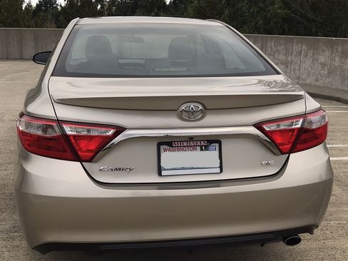 Used 2017 Toyota Camry SE image 9