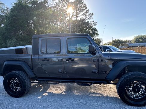 Used 2021 Jeep Gladiator Sport image 9